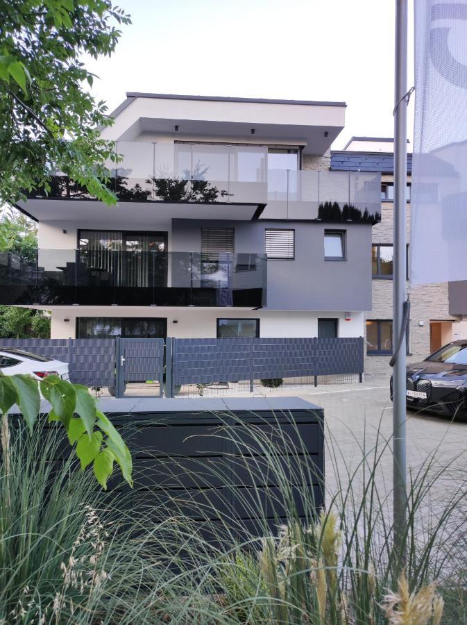 Luxurioeses Penthouse Mit Blick Auf Die Uno-City Und Dem Kaiserwasser. 3Schlafzimmer, 2 Baeder, Privat Lift Ins Apartment Wien Exteriör bild